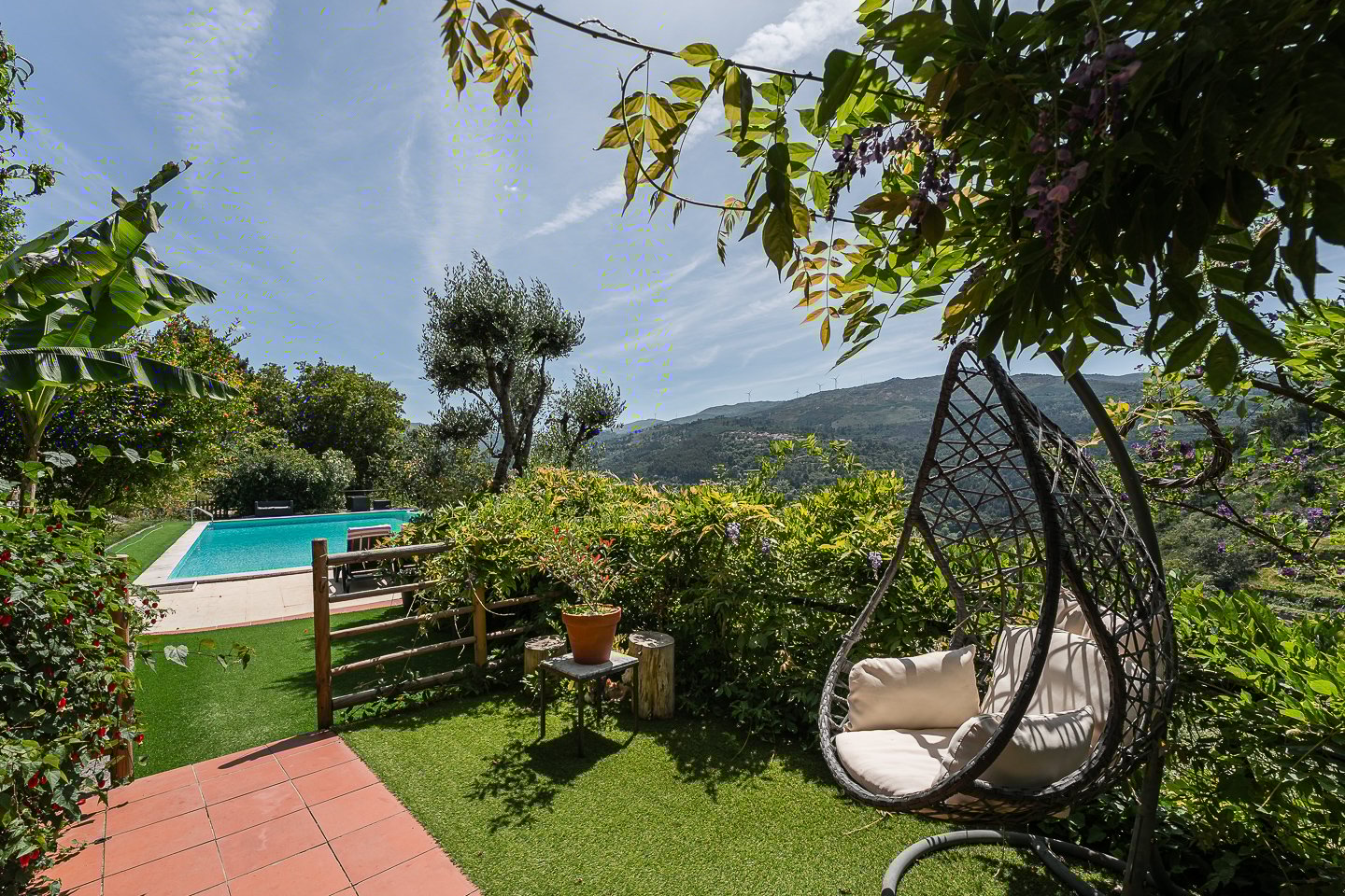 Área da piscina e baloiço