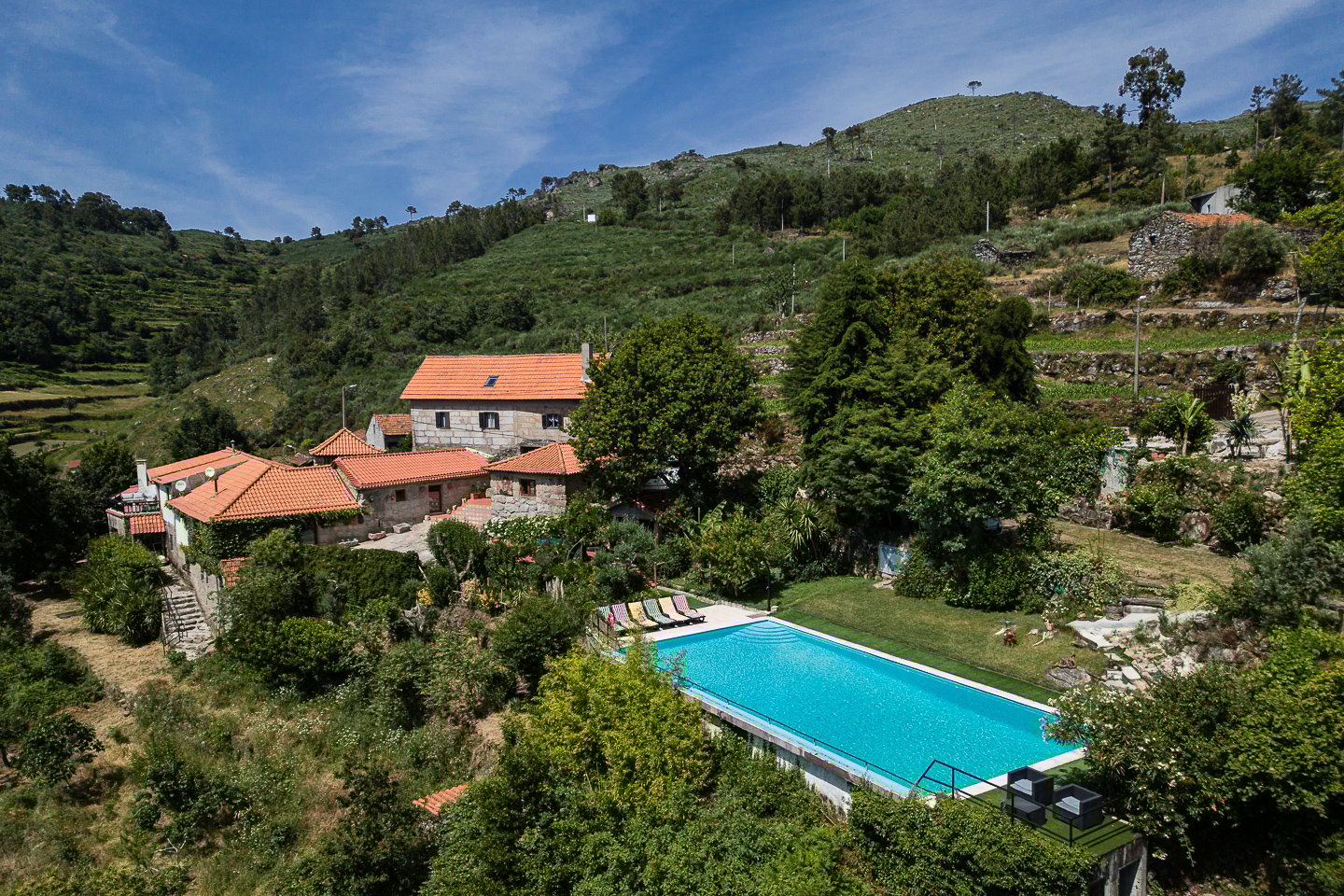 Vista aérea da propriedade e piscina